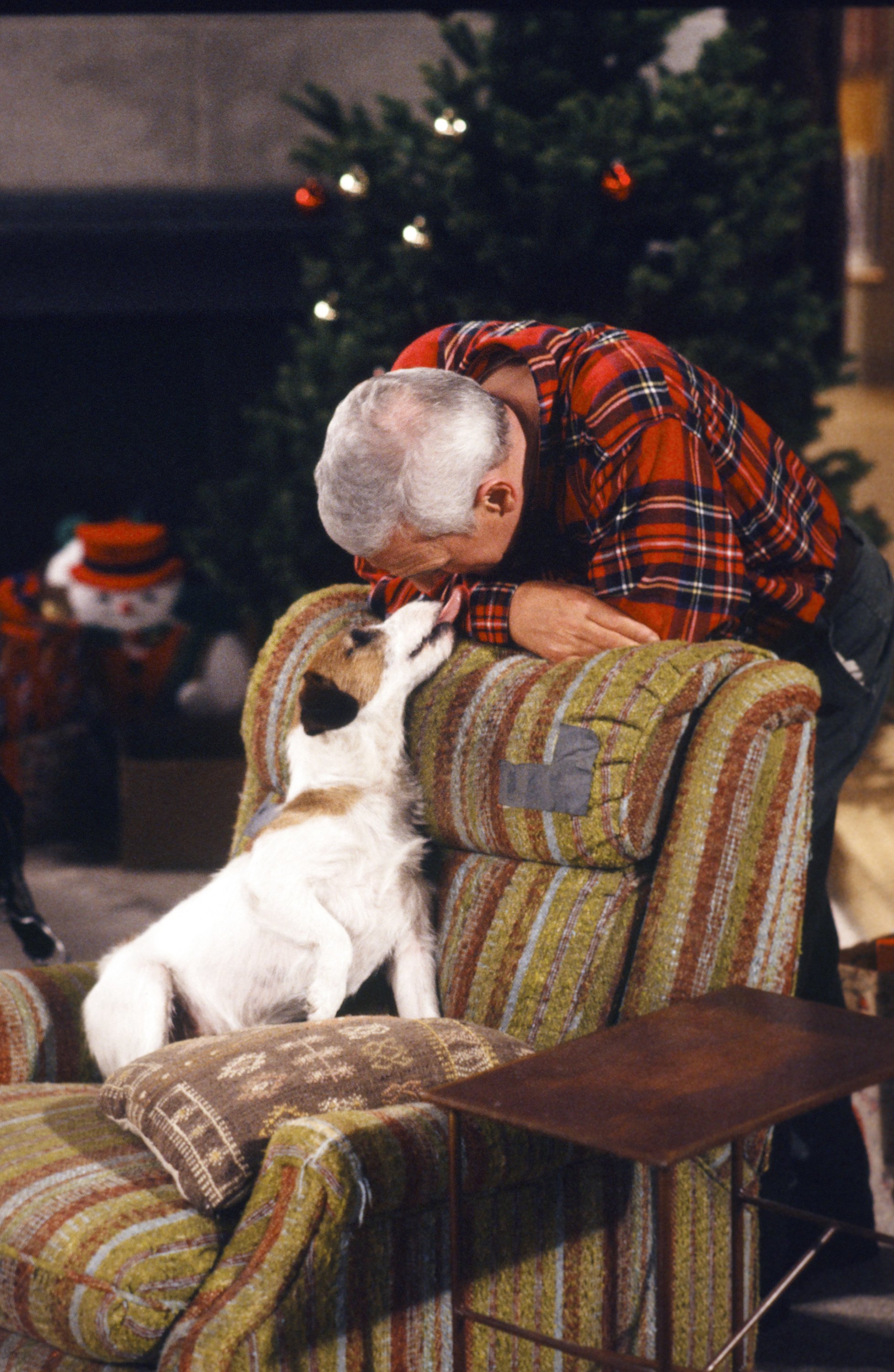 (L-R) Moose as Eddie and John Mahoney as Martin Crane steal a kiss during season one episode 12, 